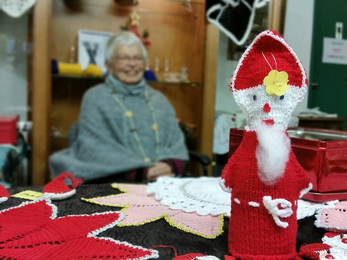  Rita Krämer, Leiterin der Kreativgruppe im AWO- Haus, stellt auch beim Weihnachtsbasar der AWO aus. 