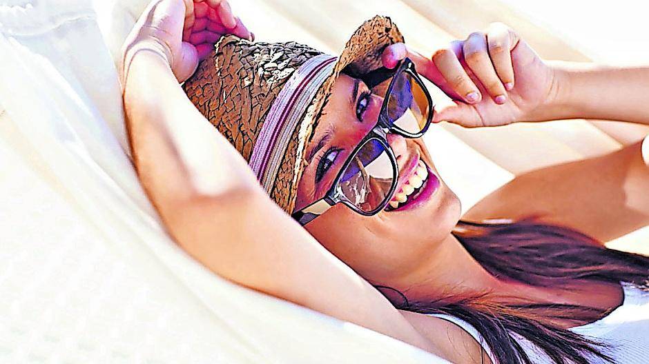  Hohe Temperaturen, nasse Badekleidung — das feuchtwarme Klima im Sommerurlaub kann Scheidenpilz fördern. 