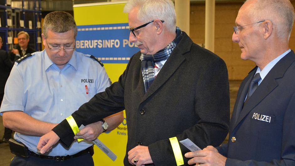 Im Bild von links nach rechts: PHK Karsten Ingenhoven (Leiter...