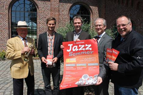  Freuen sich auf viele Besucher: (v.li.) Muskalische Leitung Jacky Müller, Sebastian Völlings und Ulrich Schwab-Bachmann (beide Kulturamt) zusammen mit Wolfgang Soldin (Kreissparkasse Düsseldorf) und Ingo Hopmann (Hopmann's Olive). 