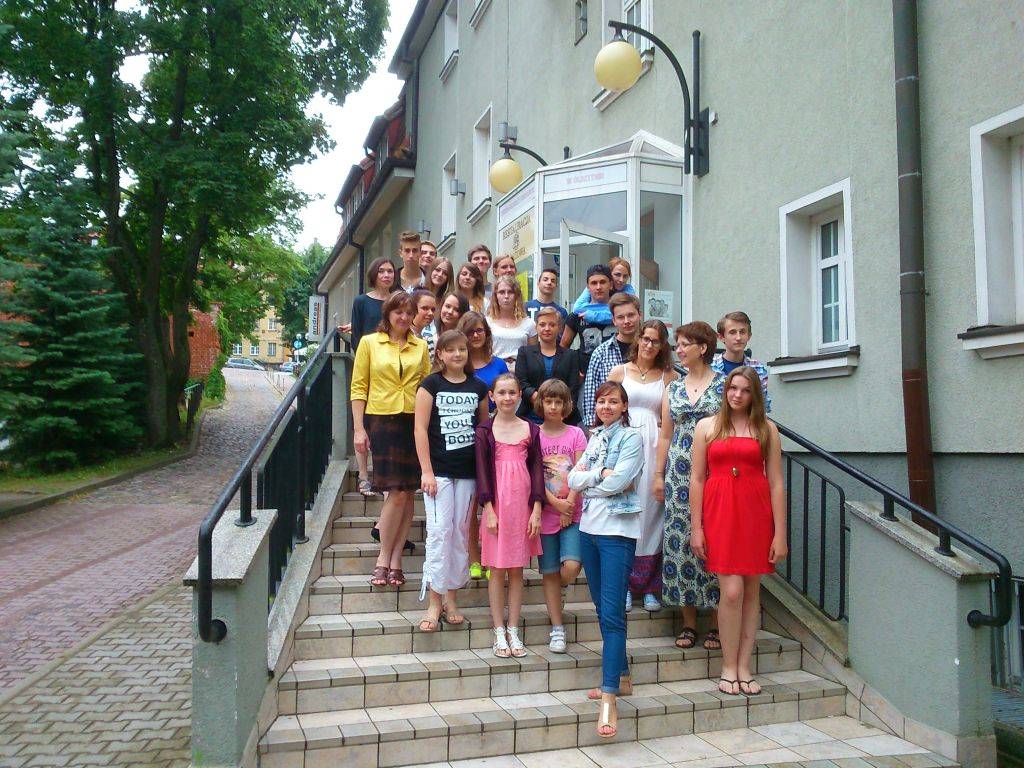  Vor dem Polnisch-Deutschen Begegnungszentrum in Olsztyn (Allenstein): die Jugendlichen aus Deutschland und Polen mit ihren vier Betreuerinnen. 