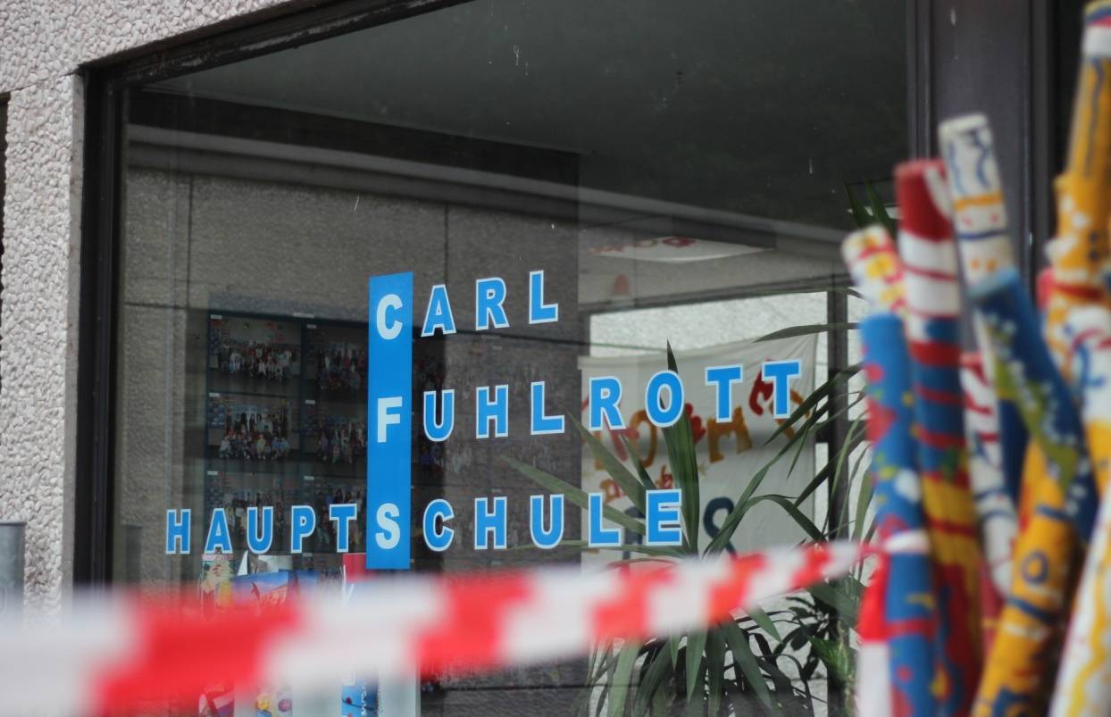  An der Carl-Fuhlrott-Hauptschule in Hochdahl ereignete sich am heutigen Freitagmorgen eine Messerstecherei zwischen zwei Schülern. Das Opfer schwebt in Lebensgefahr. 