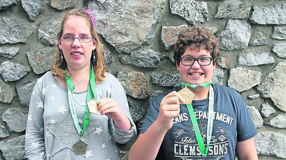  Vanessa (16 Jahre) und ihr Freund und Teampartner Arne (ebenfalls 16 Jahre) sind stolz auf ihre Medaillen der Special Olympics. 