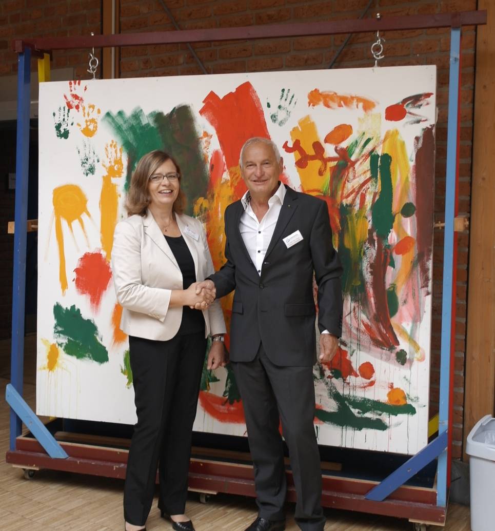  Erste Vorsitzende der Lebenshilfe Solingen, Prof. DR. med. Susanne Schwalen ist dankbar für die großzügige Unterstützung des Rotary Clubs. Stellvertretend dafür: Präsident Dr. med. Dipl.- Chem. Herbert Lichtnecker 