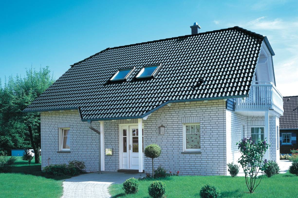  Der Schutz des Gebäudes, die Verbesserung des Wohnklimas, Energieeinsparung und Energiegewinnung: Moderne Dächer vereinen verschiedenste Funktionen in sich. 