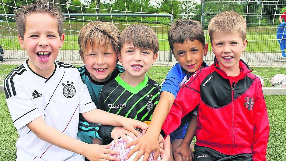  Die Bambinis des SC Unterbach drücken der Deutschen Nationalmannschaft kräftig die Daumen: (v.li.) Vasco, Lorenz, Niklas, Kosta und Niklas (alle sieben Jahre jung). 
