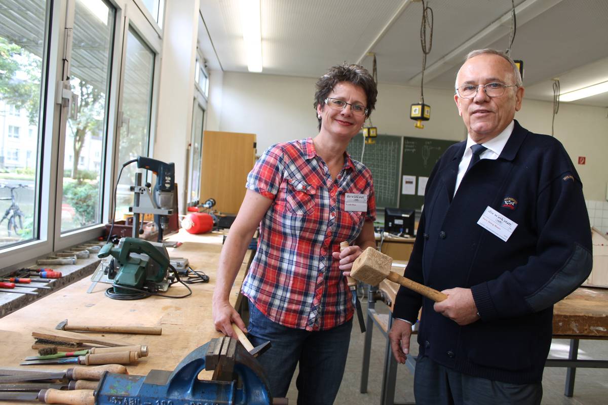  Hans-Georg Moors, Gründer der „Werkstatt Erkrath“ und aktives Vereinsmitglied Annette Mues bei der Auftaktveranstaltung an diesem Montag in der Albert-Schweitzer-Schule. 