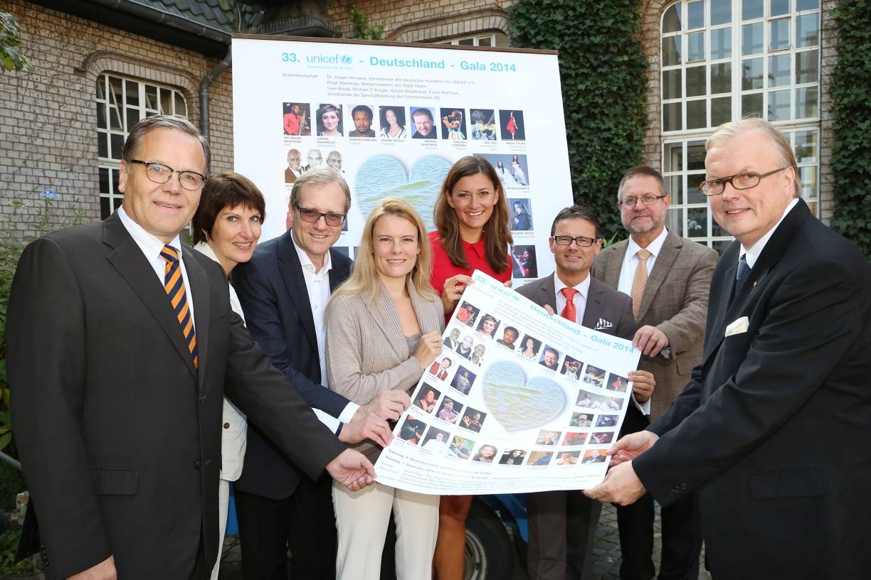  Startklar für die Unicef-Gala: Peter Moog (Commerzbank), Bürgermeisterin Birgit Alkeings, Operndirektor Stehen Harrison, Sopranistin Anke Krabbe, Unicef-Botschafterin Sandra Thier, Harald Mögebauer (Commerzbank), Horst Thiele und Heribert Klein (von links) 