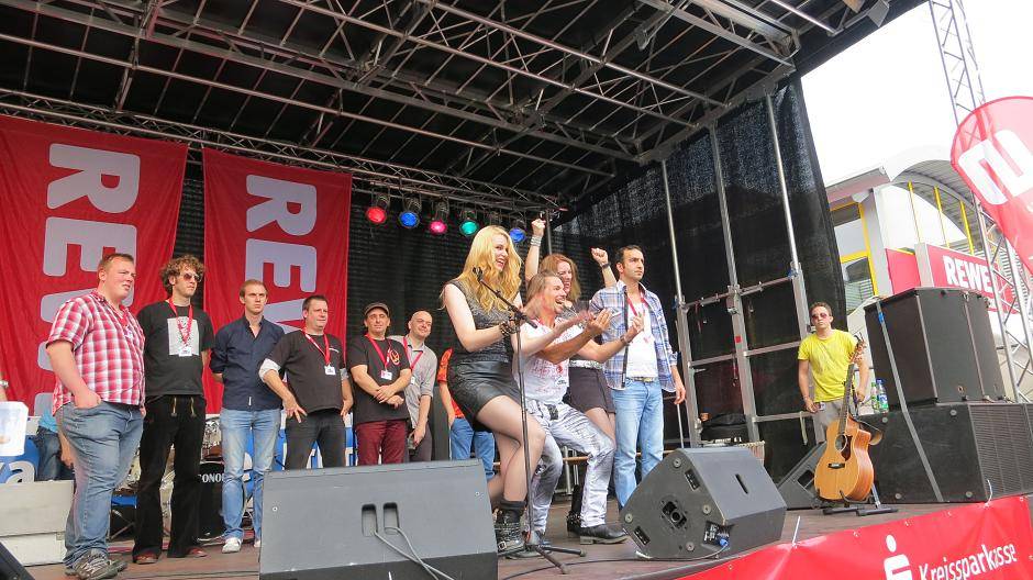 Mike Morrigan und seine beiden Sängerinnen bei der Stimmabgabe. Leider hat er nur für...