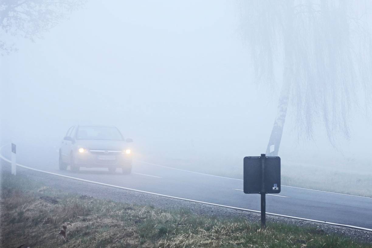  Besonders gefährlich sind plötzlich und kleinräumig auftretende Nebelwände. Dann bleibt kaum Zeit, sich auf die Sichtbehinderung einzustellen. 