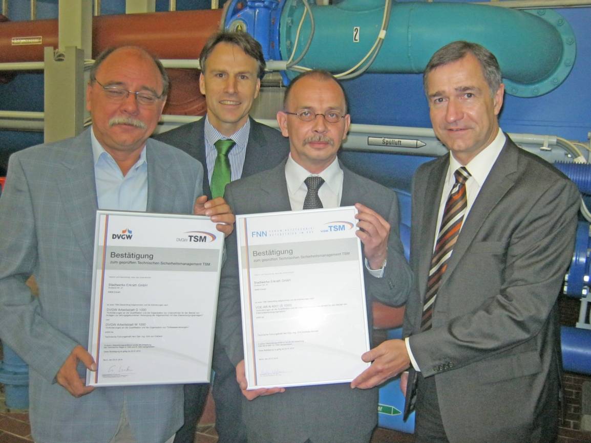  Zertifikats-Übergabe bei den Stadtwerken Erkrath: (v.l.) Dirk von Polheim (Technischer Leiter), Gregor Jeken (Geschäftsführer) und Andreas Simmet (Netzservice/Planung und Betrieb-Teamleiter) sowie Heinz Esser (Geschäftsführer im Deutschen Verein des Gas- und Wasserfaches e.V., Landesgruppe NRW). 