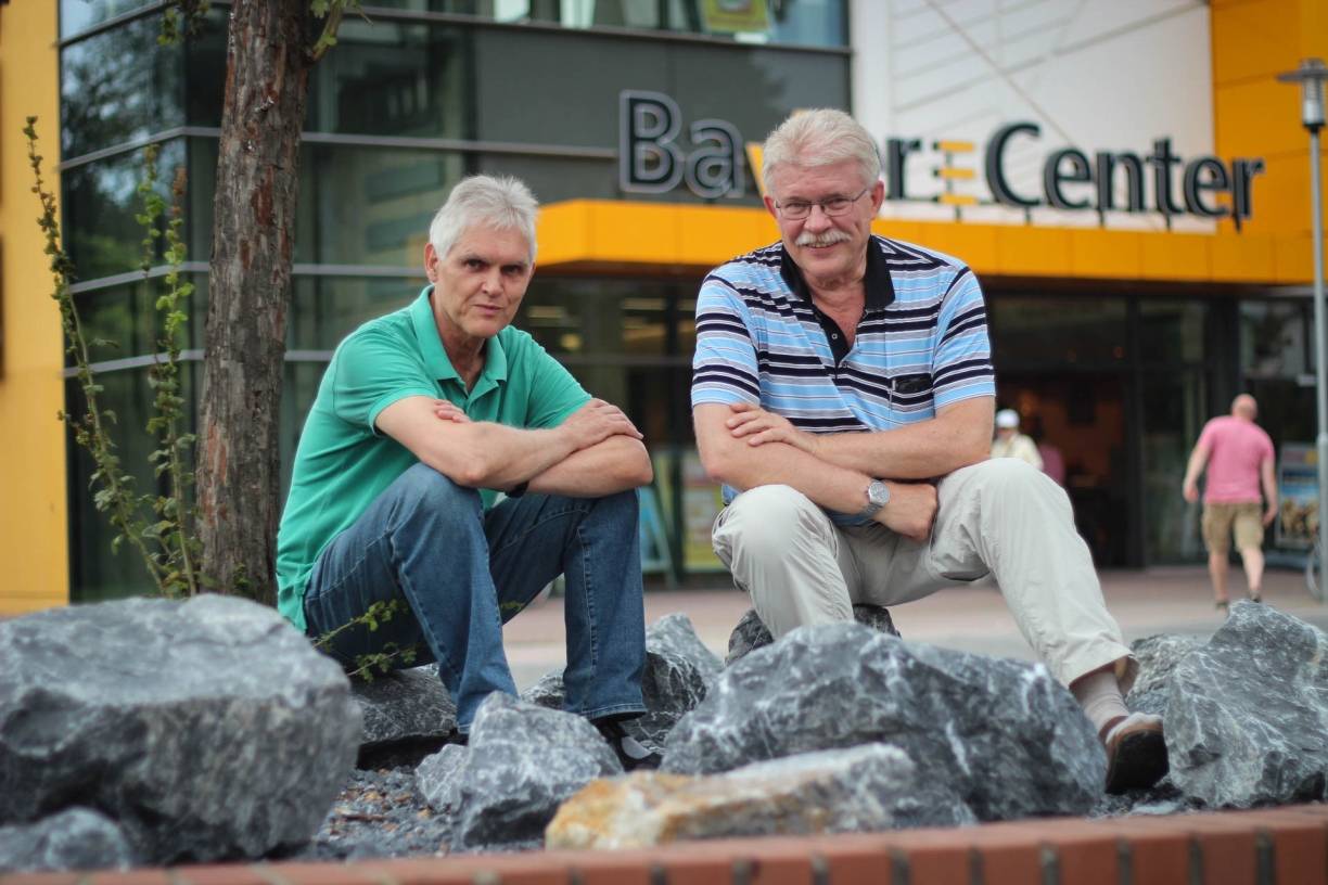  Reiner Petersilie (l.) und Bodo Heinig (r.) sind von den Kalksteinen wenig angetan. Sie wünschen sich die bunten Blumen zurück. 