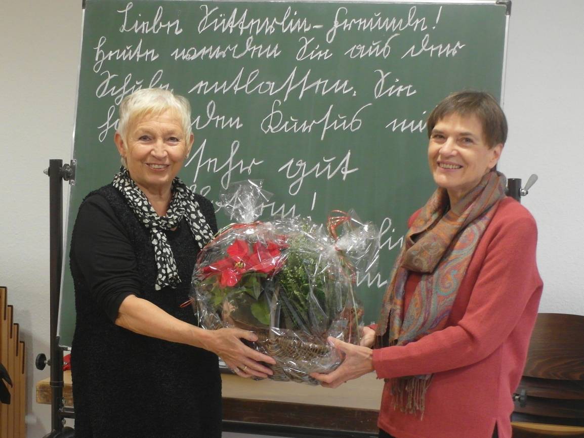  Mit einer Blumenschale dankte Heide Horn vom Bürgerverein Unterfeldhaus-AKTIV Magdalena H. (re.) für ihren engagierten und unterhaltsam gestalteten Unterricht.  