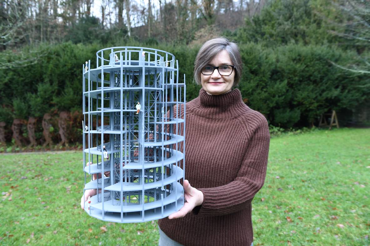  Dr. Bärbel Auffermann, Vorsitzende der Neanderthaler Gesellschaft und Direktorin des Neanderthal Museums, präsentiert das Modell des zukünftigen Aussichts-Turm. 