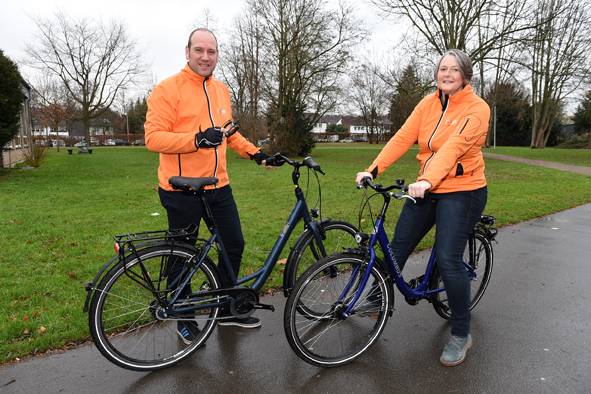  Oliver von Hörsten und Claudia Ulrich vom ADFC Erkrath helfen erwachsenen Menschen (wieder) aufs Fahrrad. 