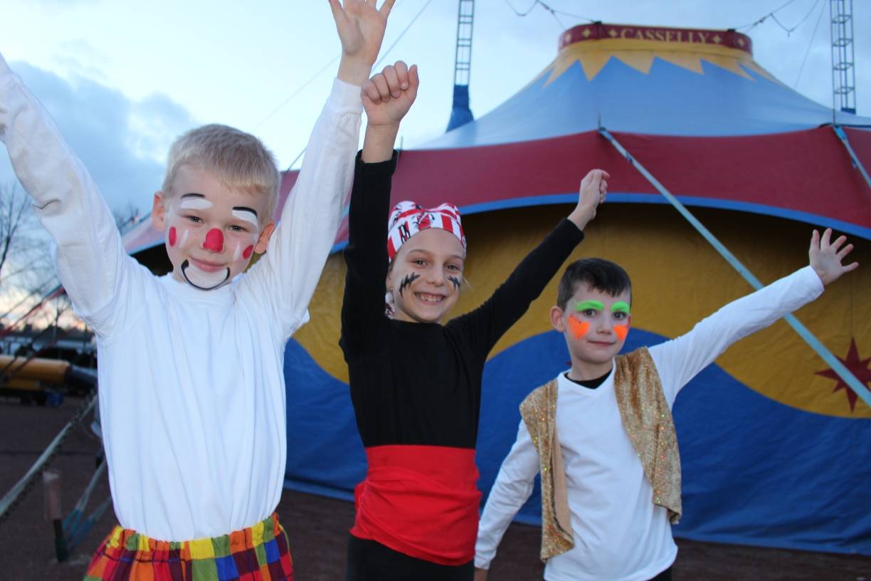  v.l. Liam (8), Isabella (8) und Tobias (7) finden das einwöchige Zirkusprojekt großartig. 