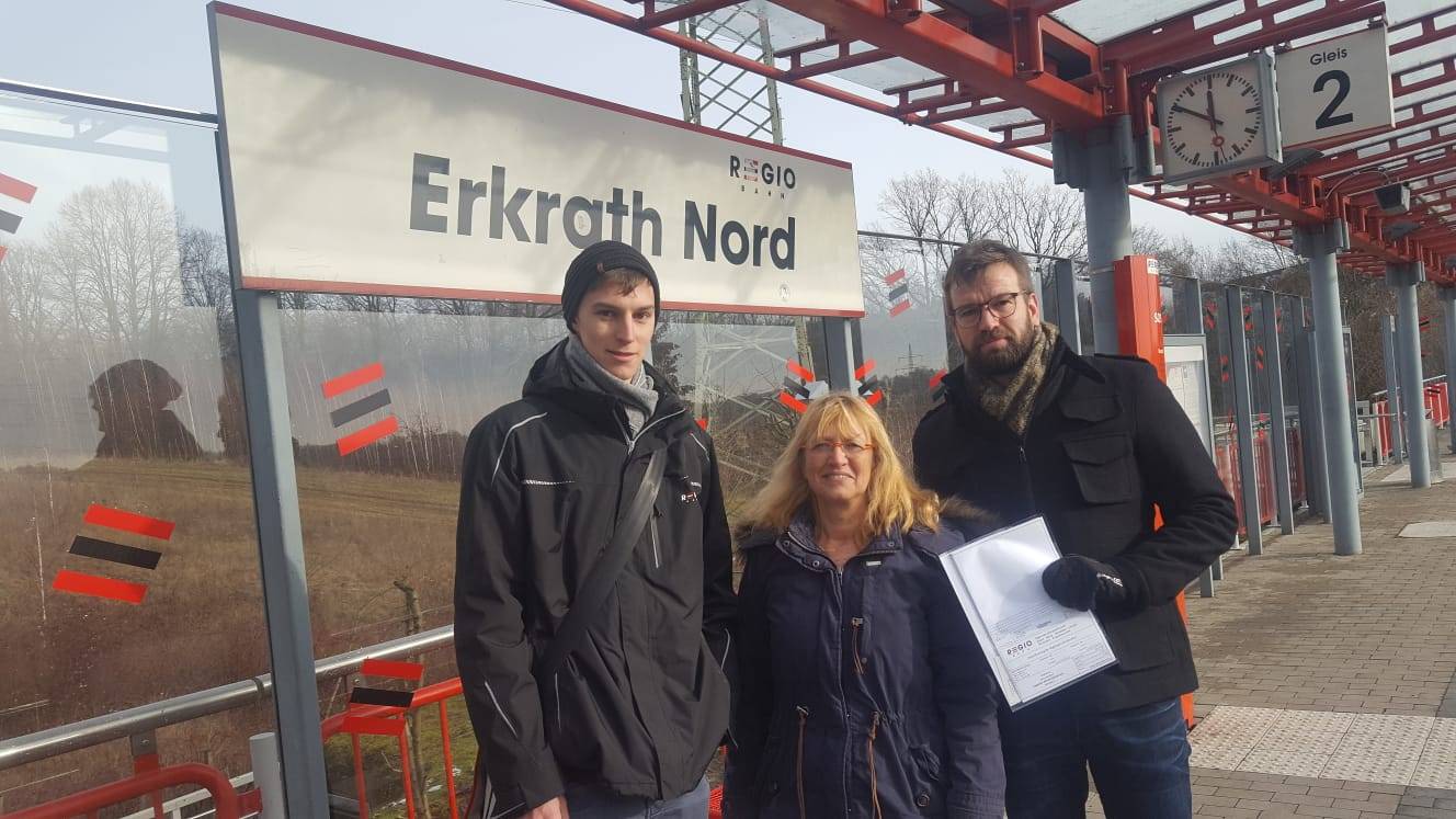  (v.l.) Tobias Thiess von der Regiobahn GmbH, Behindertenbeauftragte Marion Kremerius und Jochen Kieserling von der Schüßler-Plan Ingenieursgesellschaft aus Dortmund freuen sich gemeinsam über die fertiggestellte Barrierefreiheit am Bahnhof Erkrath Nord. 