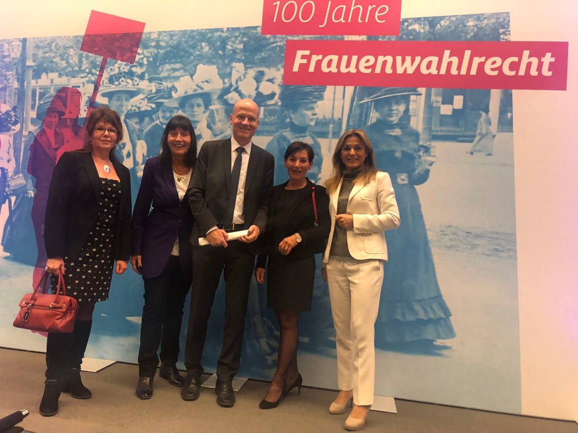  (v.li.) Barbara Steven (stellv. Vorsitzende Frauen Union Haan), Dr. Annette Koewius (Vorsitzende der Frauen Union Kreis Mettmann), Ralph Brinkhaus (Vorsitzender der CDU/CSU-Bundestagsfraktion), Brigitte Heuser (Vorsitzende der Frauen Union Haan), Michaela Noll MdB. 
