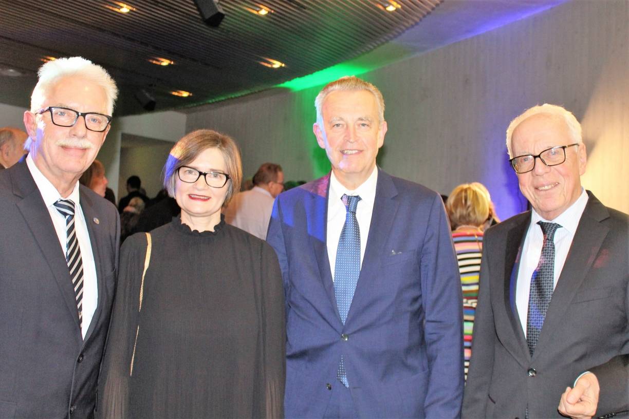  Landrat Thomas Hendele, neue Museumsdirektorin Dr. Bärbel Auffermann, ehemaliger Museumsdirektor Prof. Dr. Gerd-Christian Weniger sowie der Stiftungsvorsitzende Prof. Dr. Dr. Gert Kaiser (v.li.). 