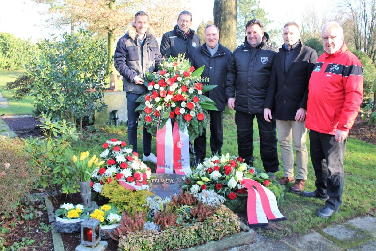  Björn Borgerding (Fortuna Aufsichtsrat), Tom Koster (Fortuna Archivar), Dieter Bierbaum (ehemaliger Stadionsprecher) sowie Hajo Fritsch, Guido Plessa und Holger Johann vom SSV Erkrath (v.li.) legen am Grab Toni Tureks auf dem Friedhof Lindenheide in Mettmann ein Kranz nieder. 