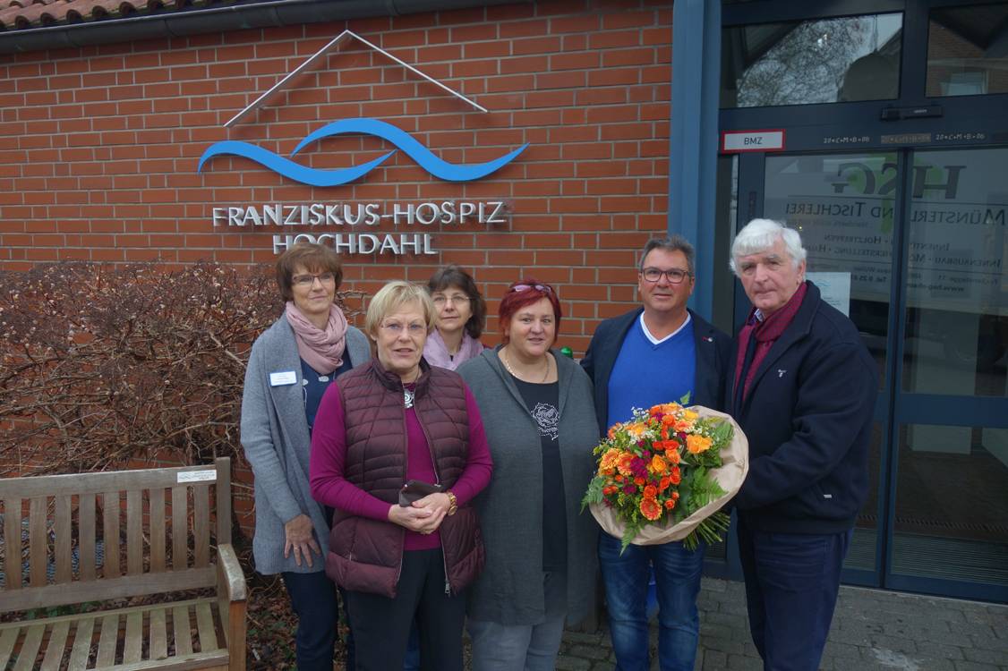 Ein Blumenstrauß fürs Hospiz als Wertschätzung