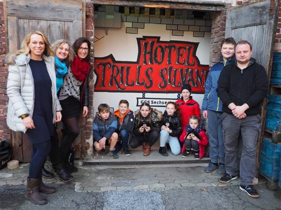  Barbara Bundschuh, Susanne Löhr, Christiane Baldus, Philipp Baldus, Eric Löhr, Laura Bundschuh, Laura Naglic, Max Baldus, Lucia Bundschuh, Marvin und Peter Neuendorf (v.l.n.r.) gestatten uns einen kleinen Blick auf den diesjährigen Mottowagen. 