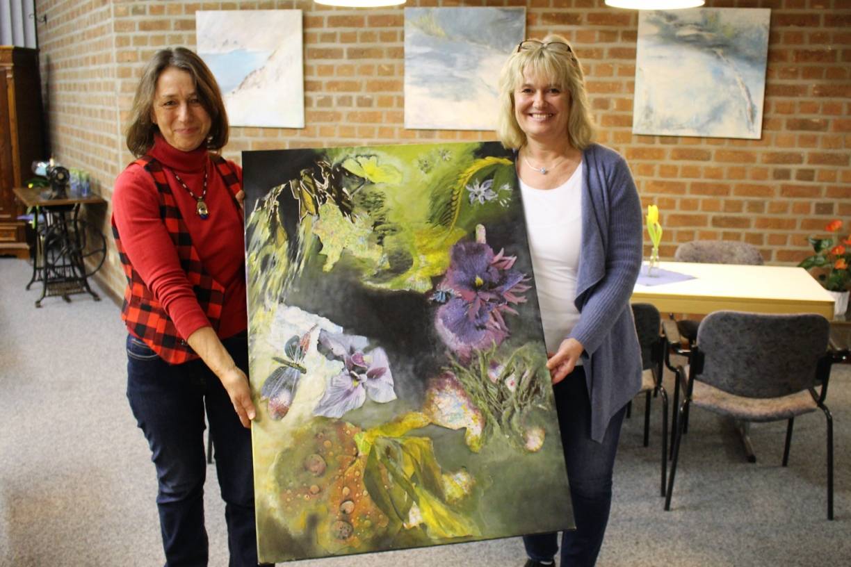  (v.l.) Künstlerin Roswitha Müller- Krüger und AWO Einrichtungsleiterin Silke Dietz freuen sich über die vielseitige Kunst in der Begegnungsstätte. 