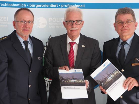  (v.li.) Manfred Frorath (Leiter Abteilung Polizei), Landrat Thomas Hendele und Ralf Schefzig (Leiter Direktion Verkehr). 