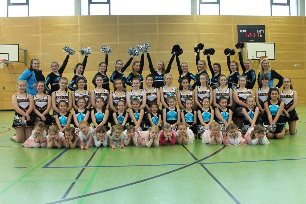  Die gesamte Cheerleadingabteilung des TV Unterbach auf einem Foto: (von vorne nach hinten) Die Mini Dragons, die Dragon Sparkle, die Dragon Flames und die Dragon Fire. 
