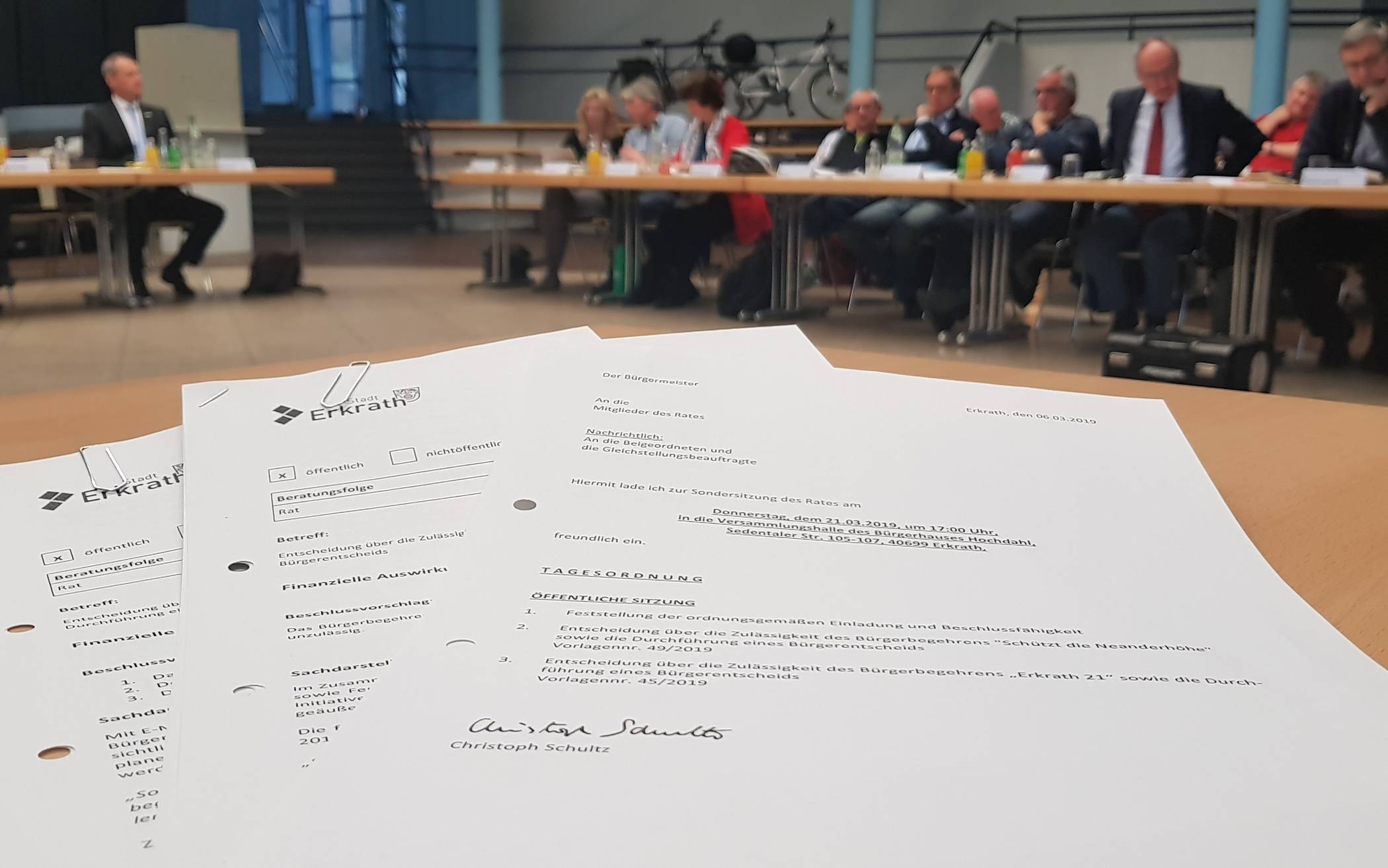  Über drei Stunden wurde über die zwei Tagesordnungspunkte auf der Agenda der außerordentlichen Ratssitzung im Bürgerhaus debattiert. 