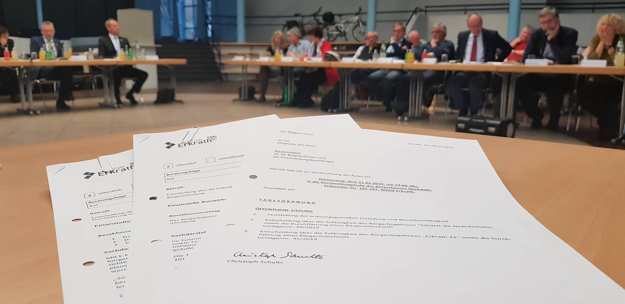  Über drei Stunden wurde über die zwei Tagesordnungspunkte auf der Agenda der außerordentlichen Ratssitzung im Bürgerhaus debattiert. 