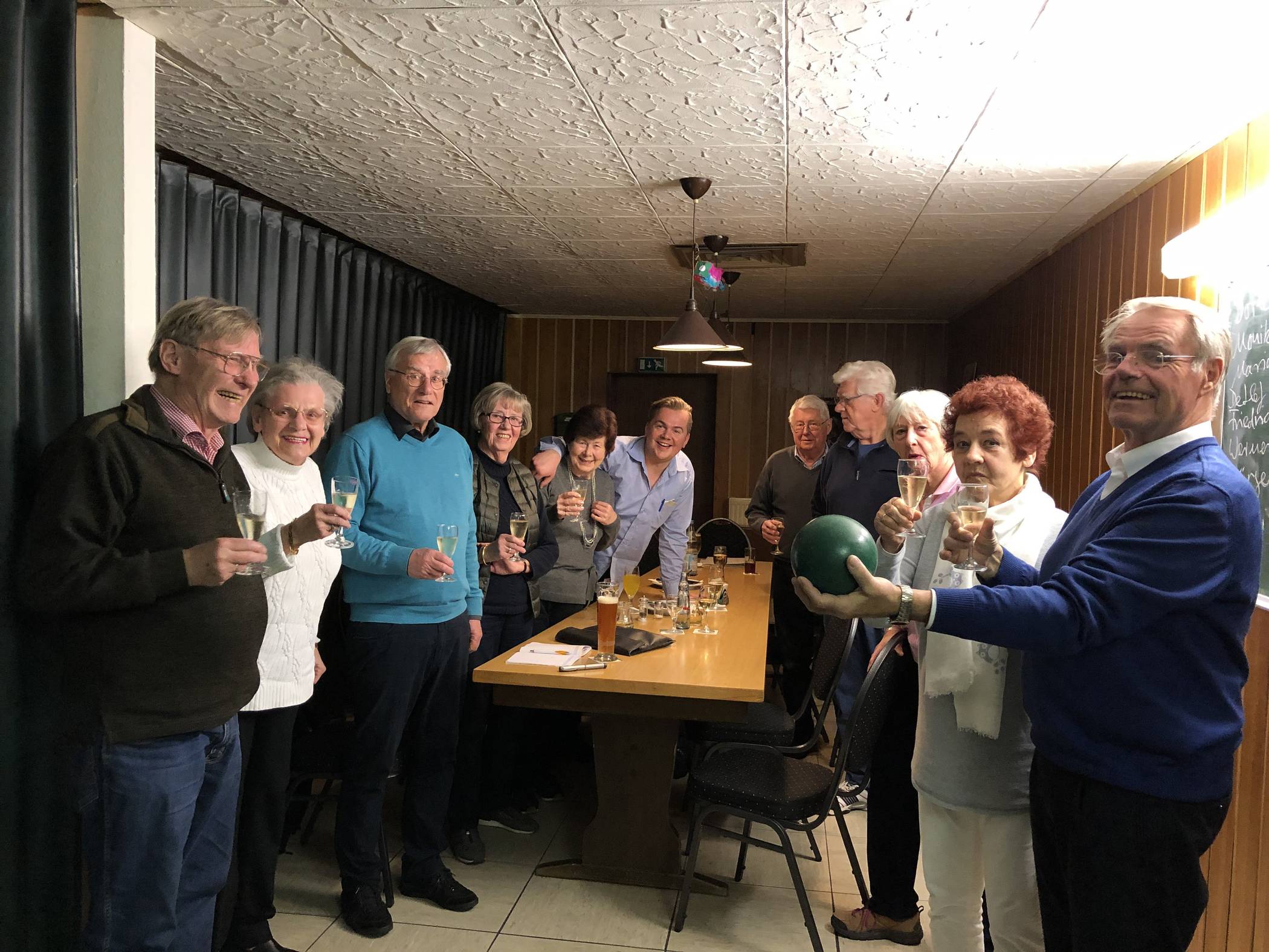  Hochdahl. Der Kegelclub Hochdahl besteht seit 1975 mit unterschiedlicher Besetzungen. Seit 1996 kegeln die Mitglieder mit der Besetzung, die auf dem Foto zu sehen ist. Kürzlich gab es einen ganz besonderen Grund zum feiern: Die Eheleute Heeschen (links auf dem Foto) feierten ihre Goldene Hochzeit. Somit sind alle sechs Ehepaare im Kegelclub mehr als 50 Jahre verheiratet. Die übrigen Kegler sind die Eheleute Langefeld, Zirpins, Hohmeyer, Heeschen und Tinapp. Nicht auf dem Bild zu sehen ist das Ehepaar Svensson und Eva Pawlik – die Seniorin mit 91 Jahren. 