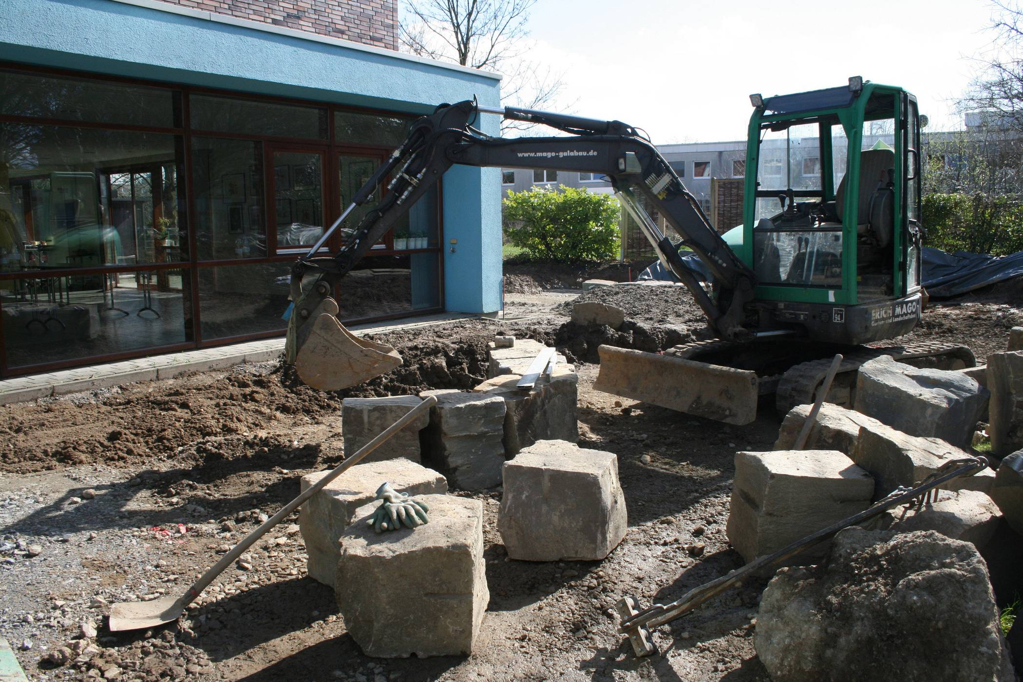  Im Garten des Johanniter-Hauses Erkrath werde diese großen Steine zur Mauer gesetzt. 