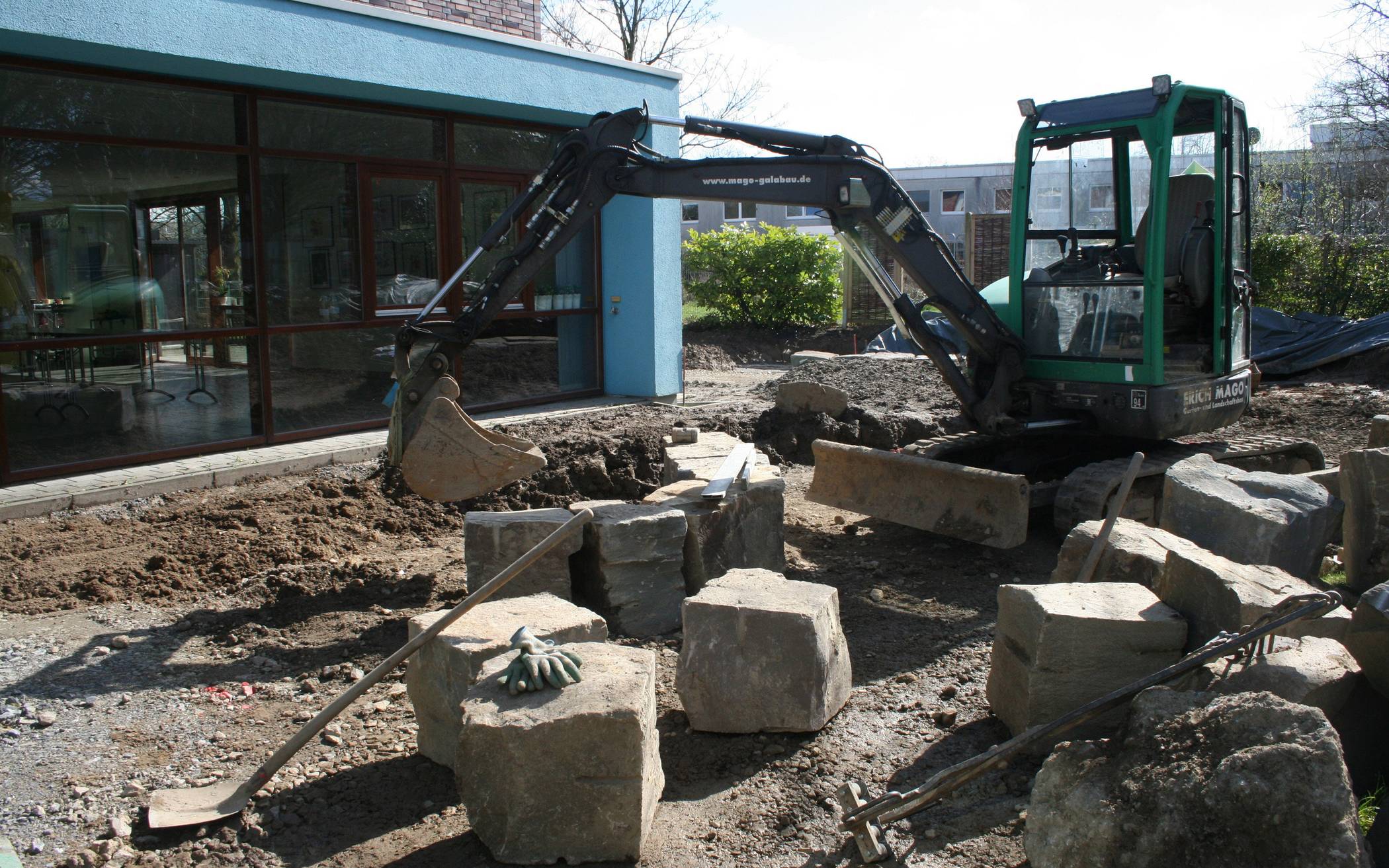  Im Garten des Johanniter-Hauses Erkrath werde diese großen Steine zur Mauer gesetzt. 