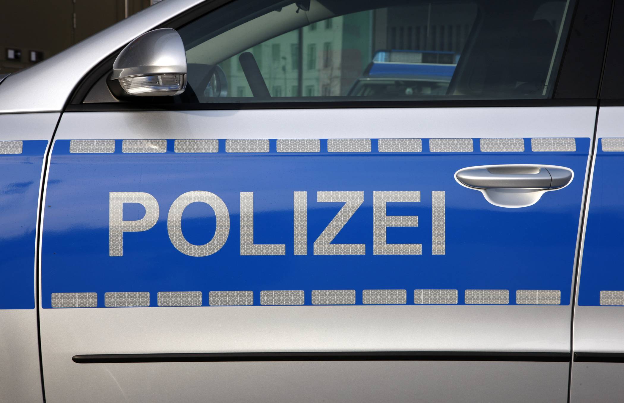 Frau in Unterfeldhaus beraubt: Mann reißt Geldbörse weg