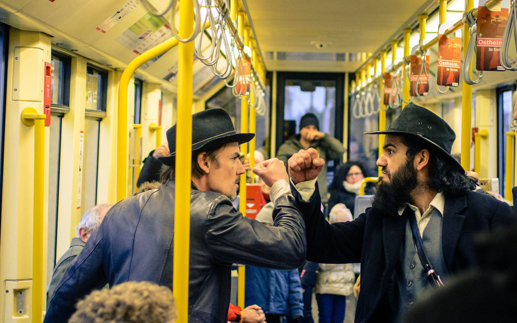  „Long John auf der Flucht“ spielt in einem fahrenden Bus und die Compagnie Pas de Deux zeigt Musik, Akrobatik und Jonglage. 