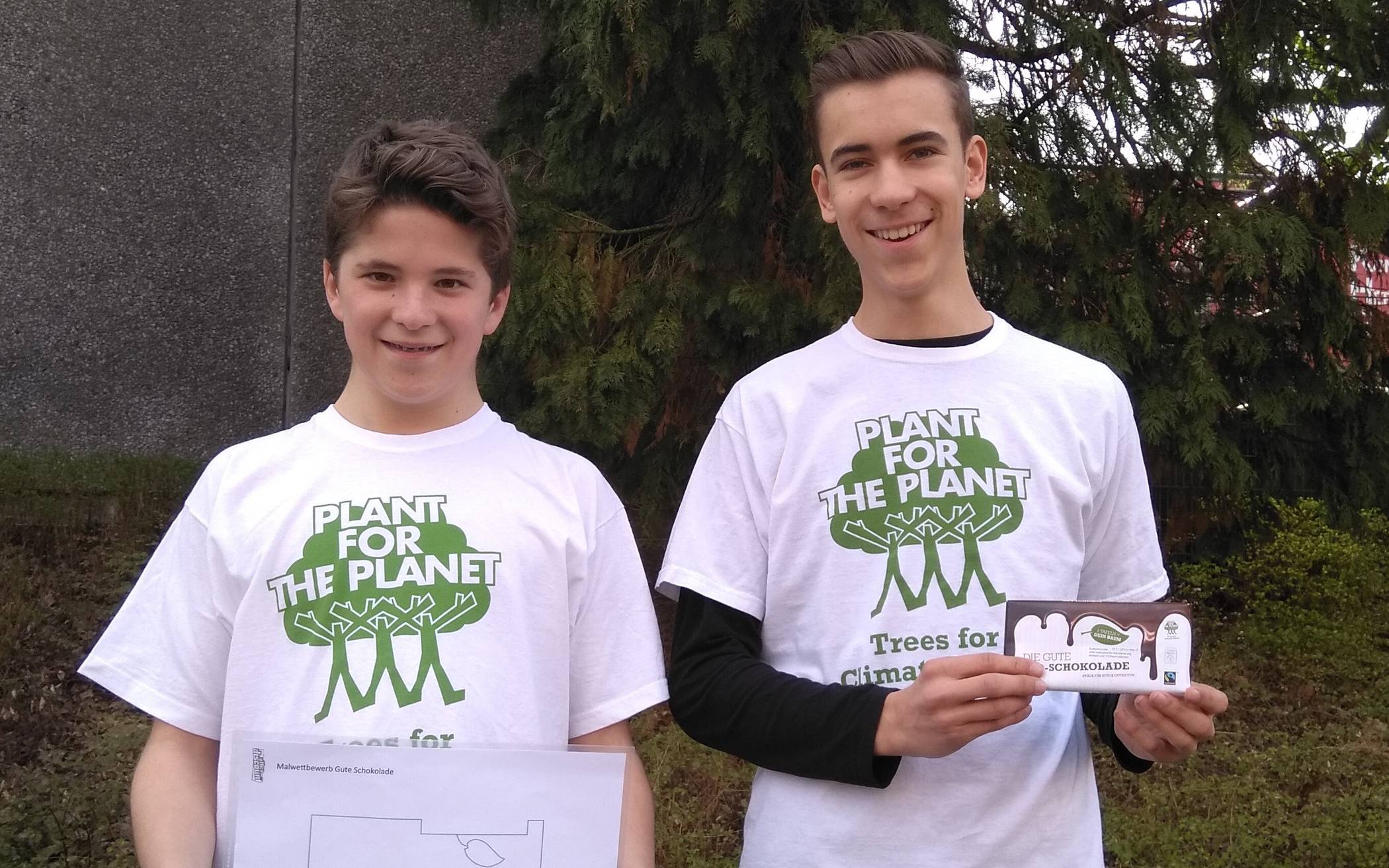  Jonte Voss (links, 12) und Joshua van Kampen (14) vom Plant-for-the-Planet-Club Mettmann präsentieren die Gute Schokolade und die Vorlage für den Malwettbewerb. 