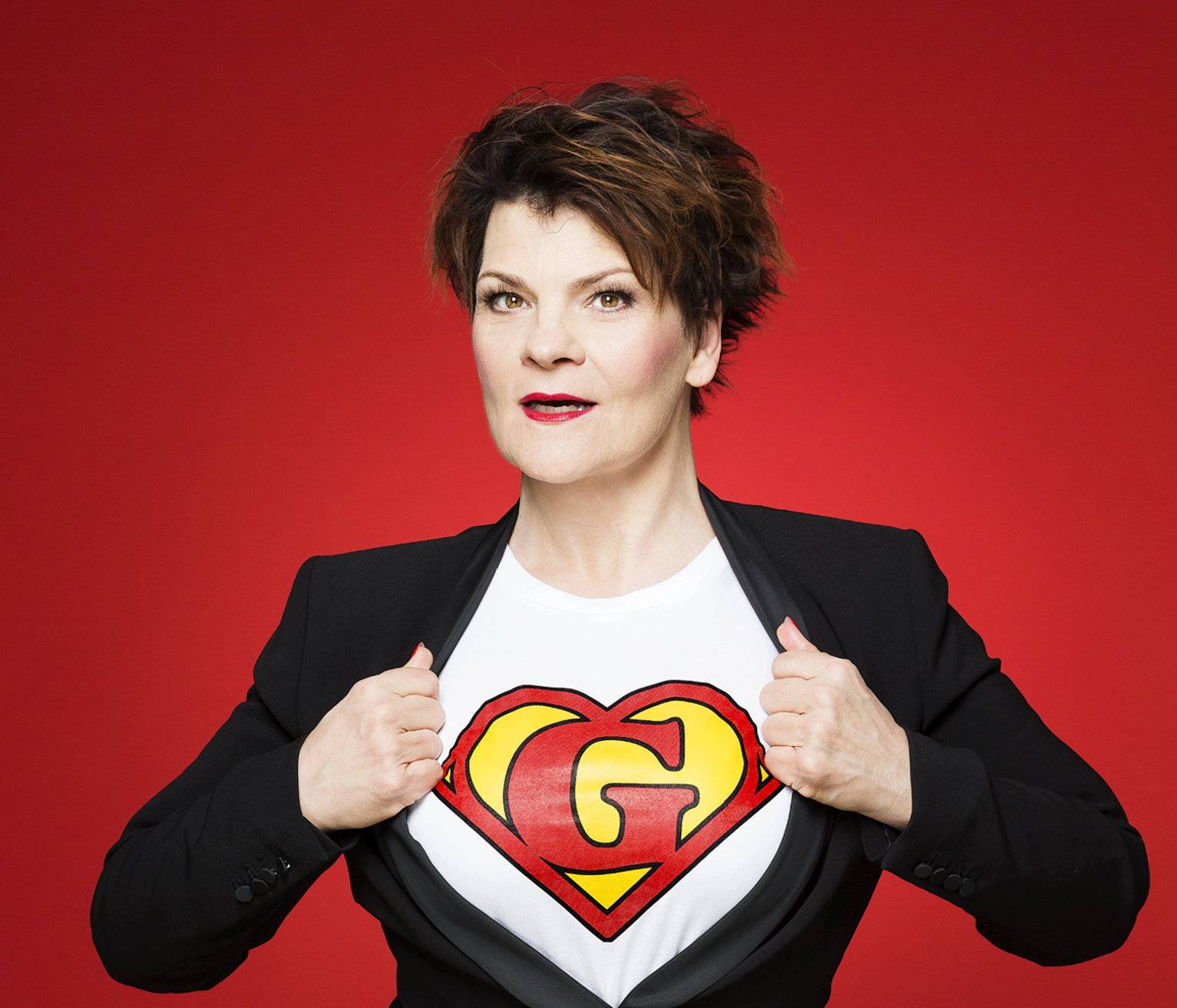  Als „Superwoman“ aktiviert Gayle Tufts all ihre Kräfte, um mit Musik, Tanz und Comedy die Welt zu retten – zumindest für einen Abend. 