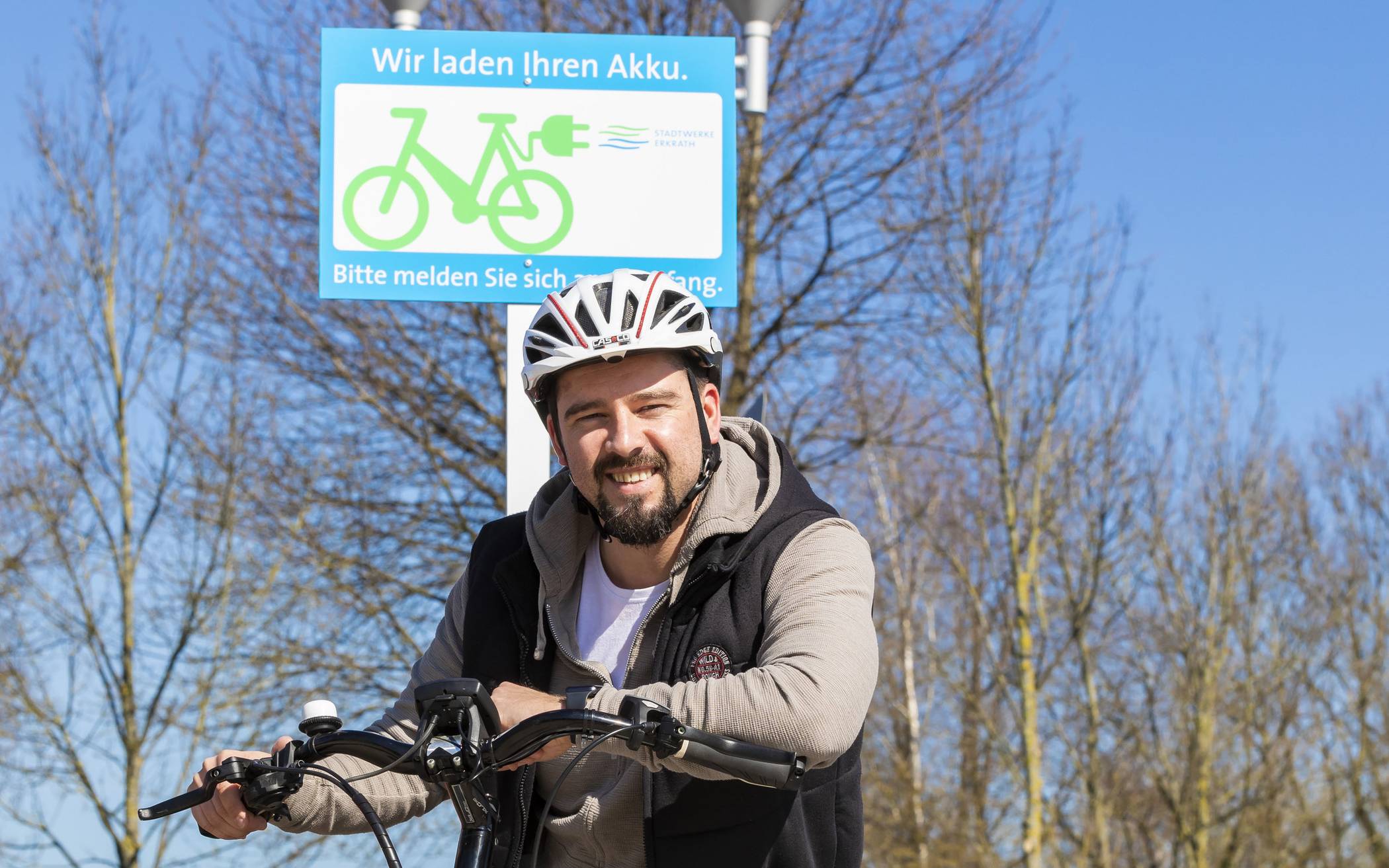  Michael Heuskel aus dem Kundenservice der Stadtwerke Erkrath ist überzeugter E-Bike-Fahrer und freut sich über das neue Ladeangebot. 