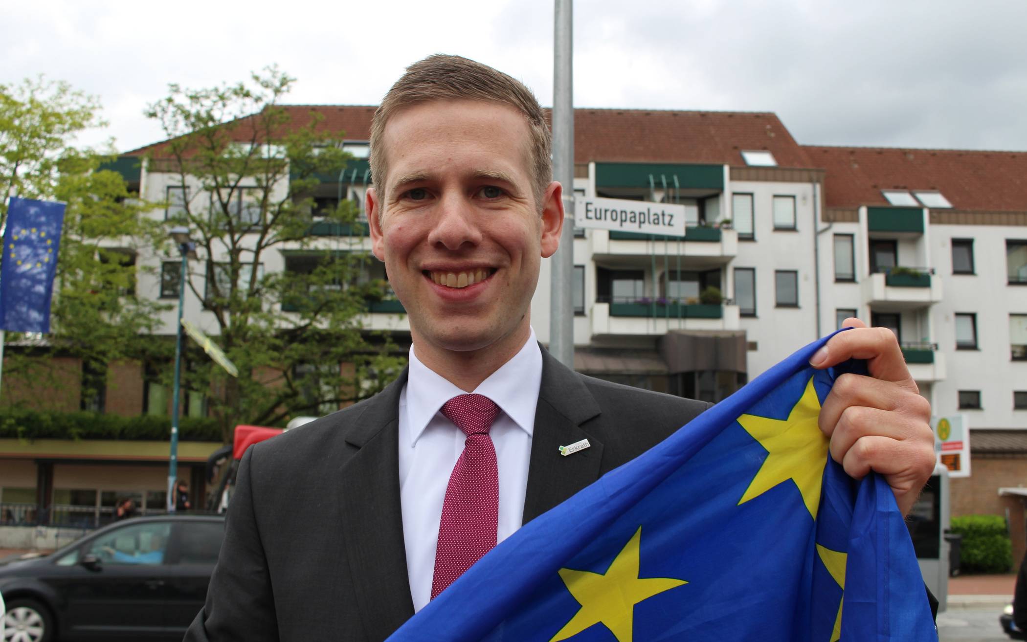  Bürgermeister Christoph Schultz freut sich über das Zeichen für Europa und das mitten in Hochdahl. 