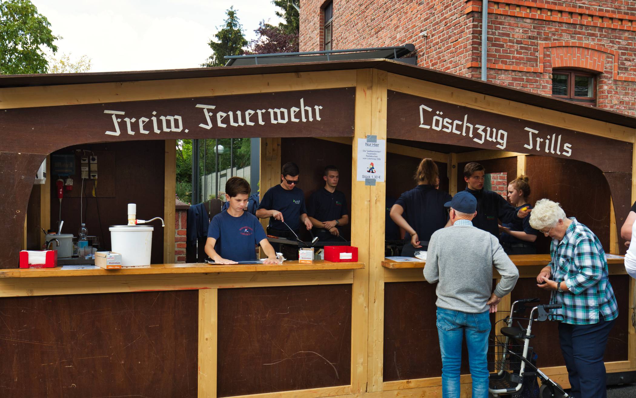  Der Reibeplätzchenstand des Löschzugs Trills beim letzten Trillser Straßenfest. Den wird es auch in diesem Jahr geben, wobei die neuen Organisatoren Yvonne Kempa und Ron Bambrowicz in diesem Jahr wohl nicht am Stand, sondern in der Gesamtorganisation aktiv seien werden. 