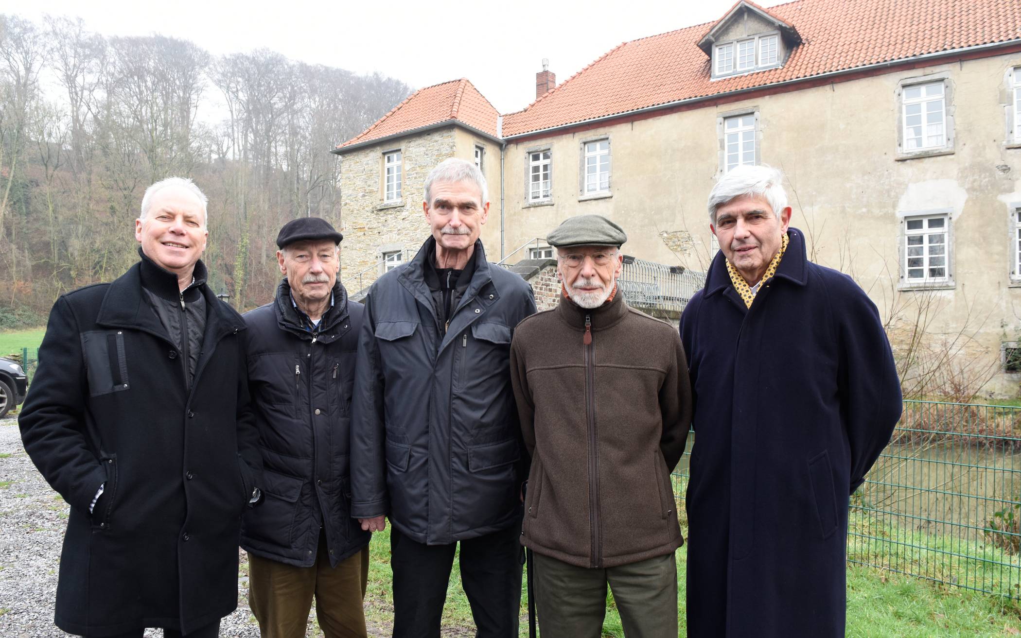 Horst Osmann (links) mit weiteren Mitgliedern des Bergischen Geschichtsvereins vor Haus Brück. 