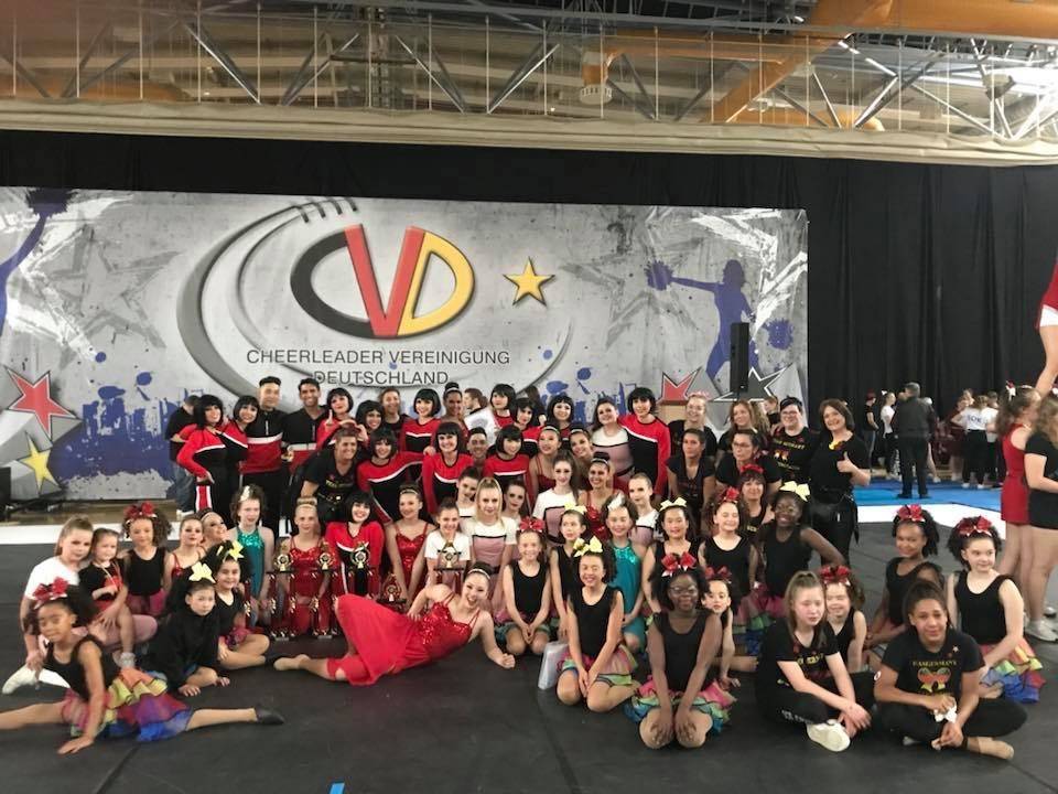  Glückliche und erfolgreiche Cheerleader bei der Deutschen Cheerleading-Meisterschaft. 