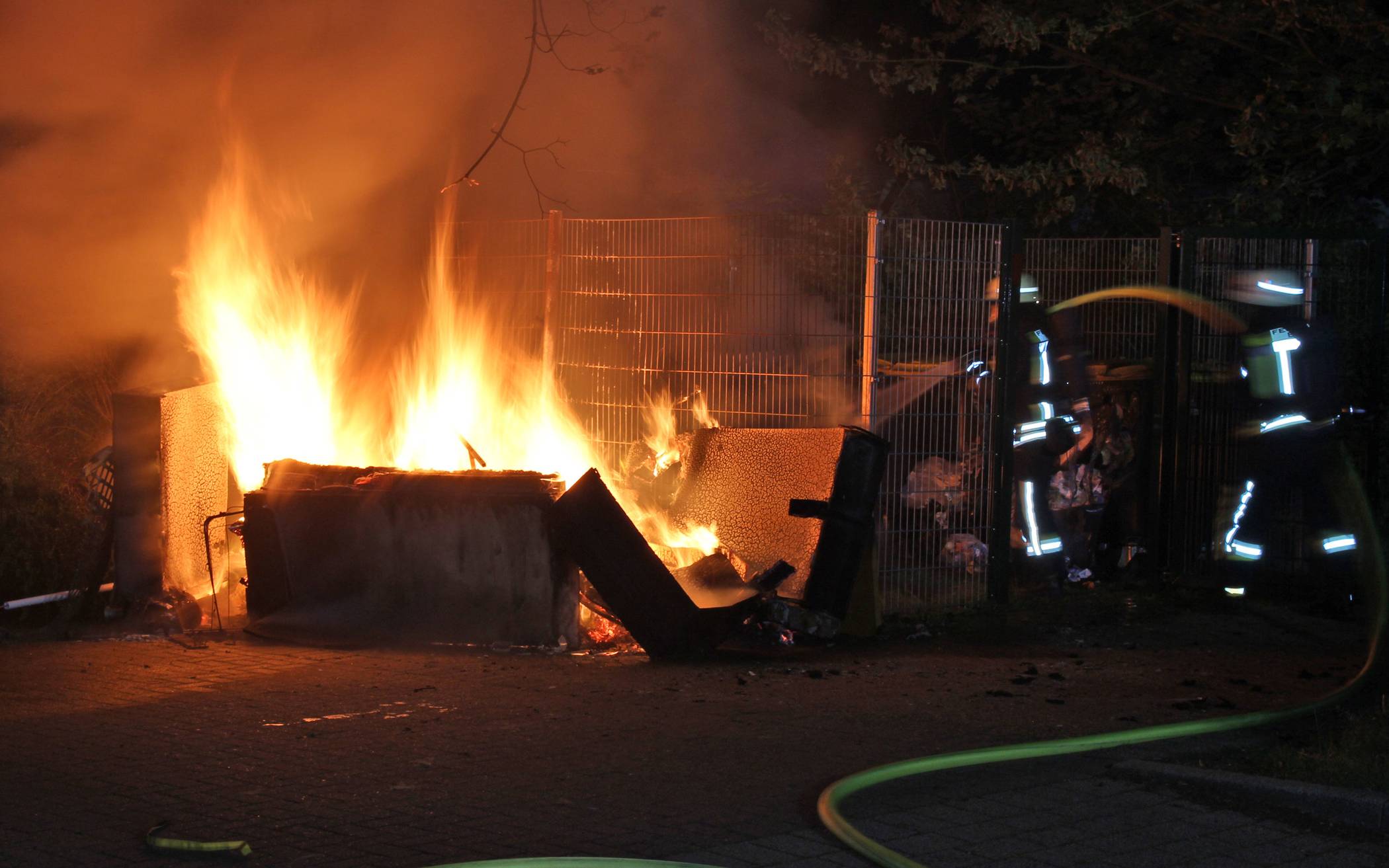 Nächtliche Sperrmüll- und Mülltonnenbrände in Hochdahl