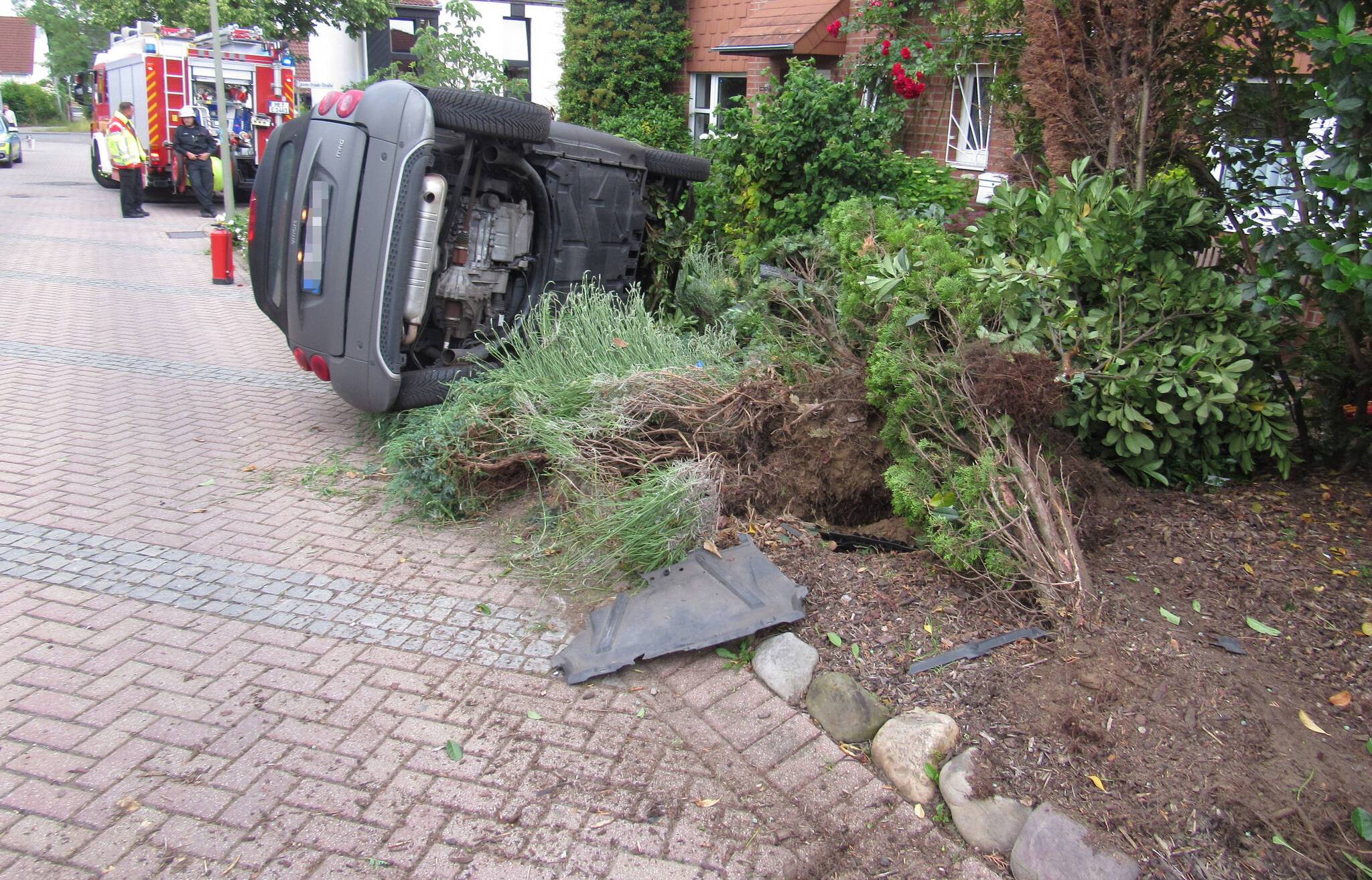 Auto landet in Vorgarten