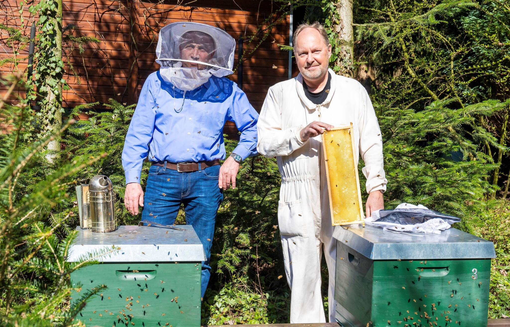  Gut behütet: Rainer Schwarz, Stadtwerke Erkrath (links), zu Besuch bei den Bienenvölkern des Imkers Dr. Jürgen Korbmacher (rechts). 