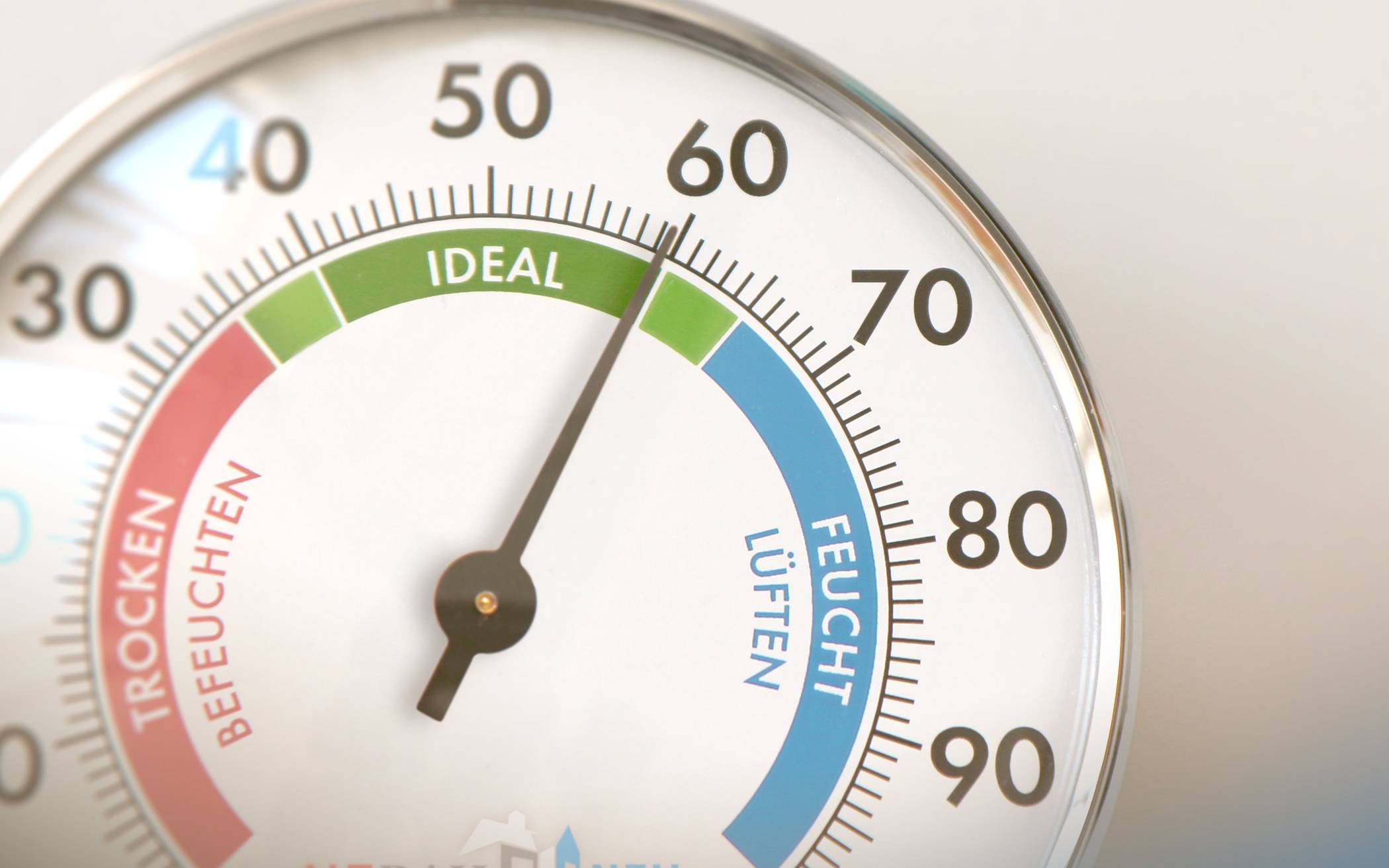 Alternativen zur Klimaanlage: Sommerhitze draußen lassen: Energieeffizient lüften