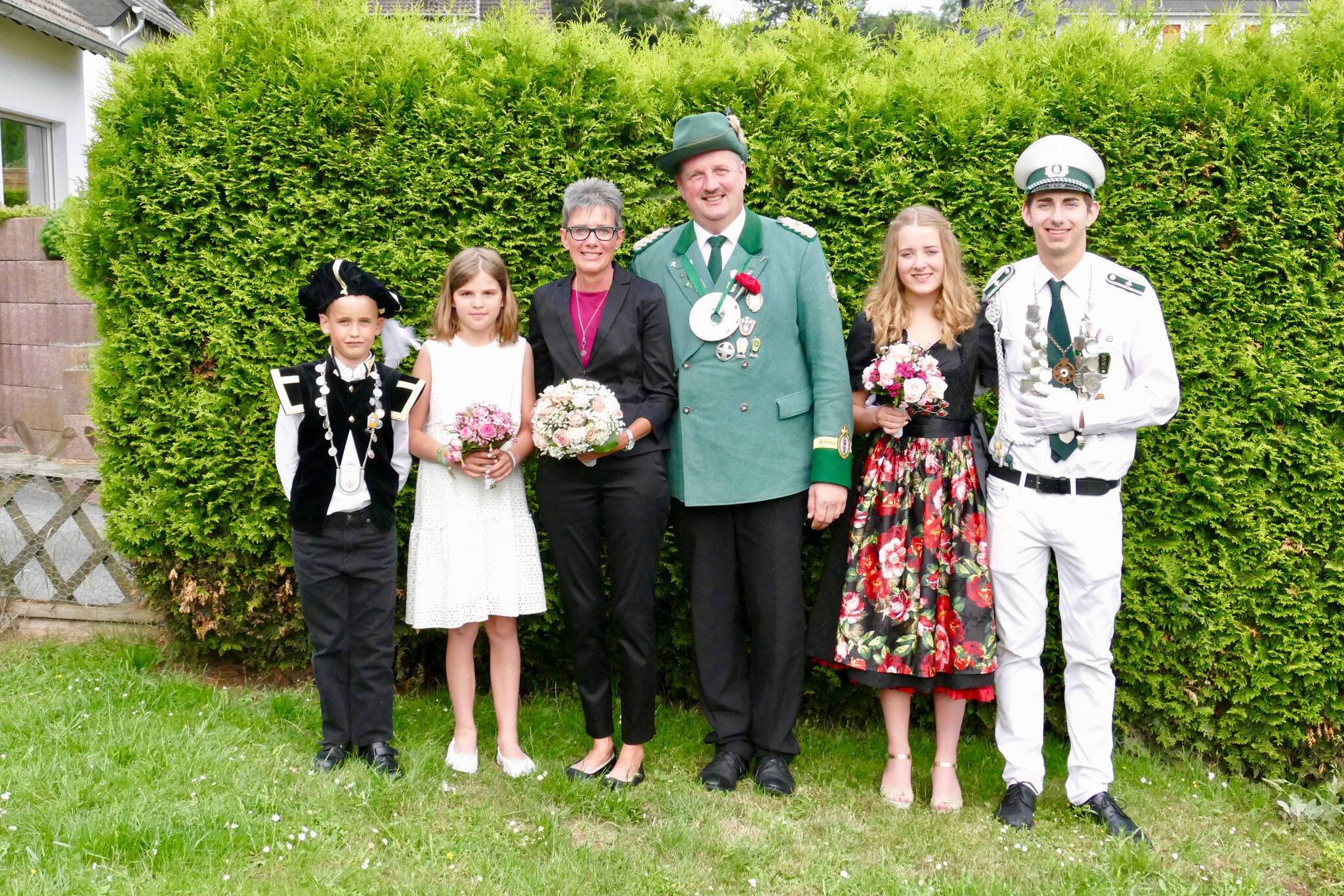  Pagenprinz Johannes Hucklenbroich, Pagenprinzessin Anna Wolke Hermann, Königin Tina Pleß, König Michael Wodicka, Prinzessin Sina Gast und Prinz Johannes Nicolay (v.li.) freuen sich auf das Highlight des Jahres - ihr Schützenfest der Sankt Sebastianus Bruderschaft Erkrath. 