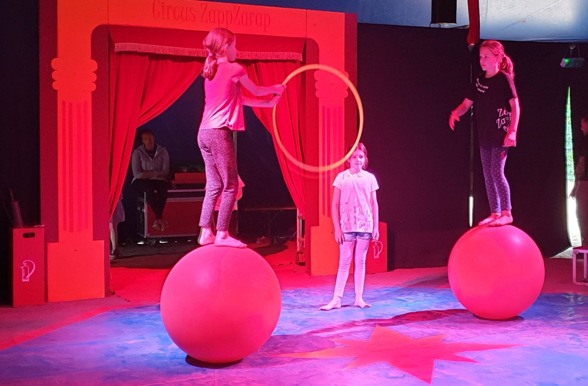  Drei Nachwuchsartistinnen üben im Circus ZappZarap eine Jonglage-Nummer ein. Das Zirkusprojekt gehört zum städtischen Freizeitspaßprogramm. 