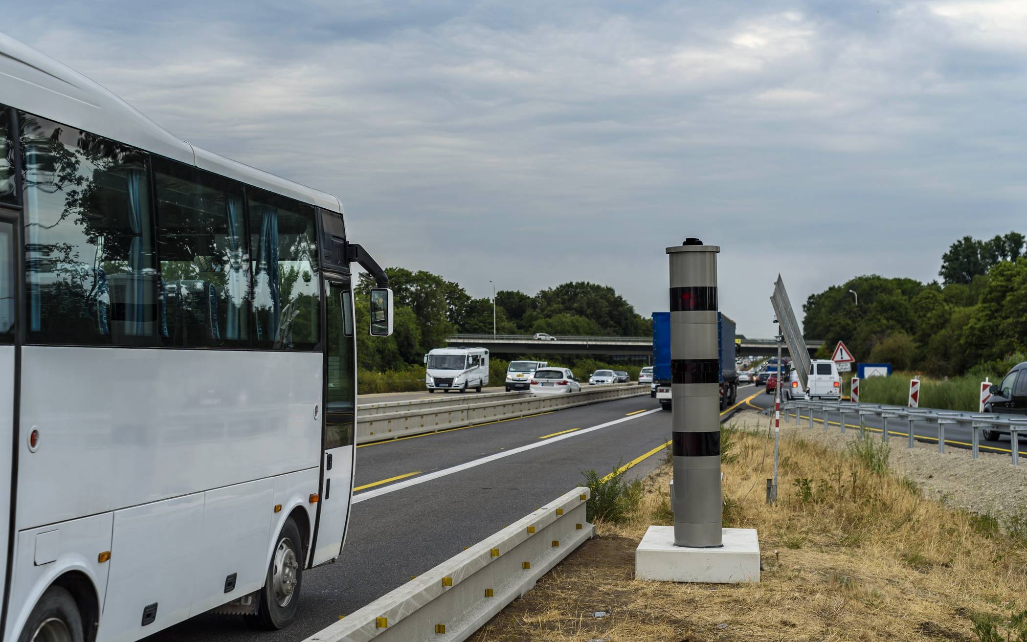  Für das Baufeld und vor allem die dort tätigen Bauarbeiter bedeuten die Geschwindigkeitsüberwachungsanlagen eine wirkungsvolle Absicherung 